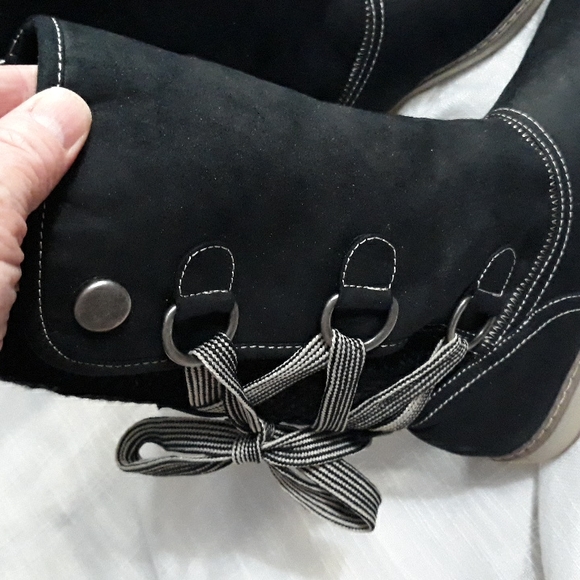 White Mountain black faux fur lined lace up boots. Size 8. - Picture 4 of 13
